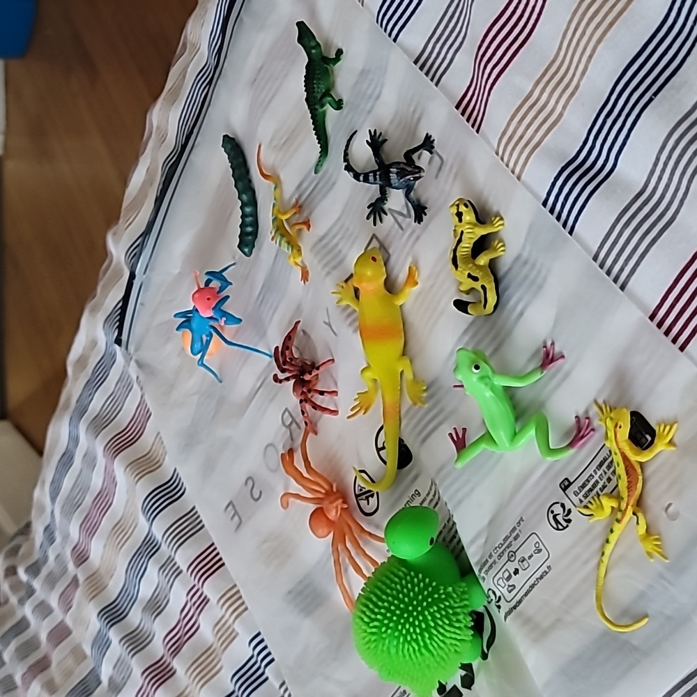 Lot Of 12 Misc. Colourful Lizards AND Bug Toys - Picture 5 of 6